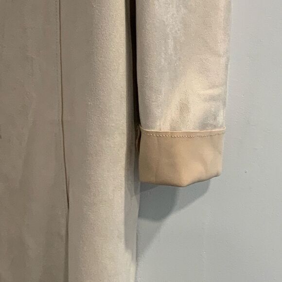 Tahari Cream Trench Faux Suede Coat with Classic Lapels and Mid-Length Design - Picture 7 of 12